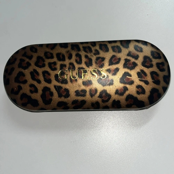 Imperfect reading glasses hard case Guess leopard print hard cover glasses case - Picture 1 of 8